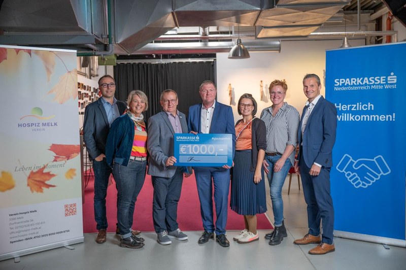 copyright: Sparkasse NÖ Mitte West, v.l.n.r Markus Stefan, Filialleitung Loosdorf, Trauerbegleiterin Elke Kohl, GF Johannes Preissl, Peter Redlingshofer, Leiter Region Mostviertel, Koordinatorin Cornelia Gattringer-Schaffarczik und Karin Wieseneder und Andreas Pfeffer, Leiter Beratungscenter Melk 0
